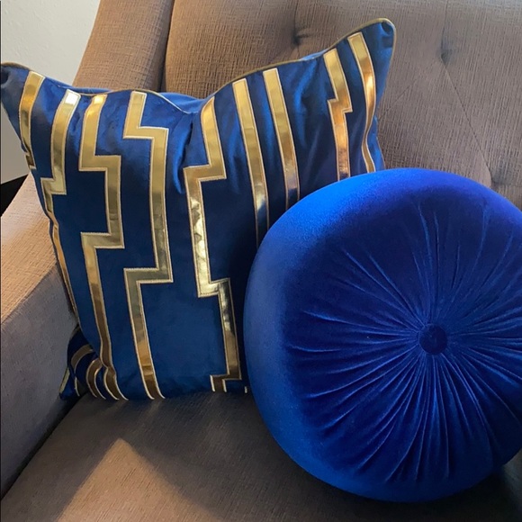 NWT Navy and Gold Velvet throw pillow - Picture 2 of 3